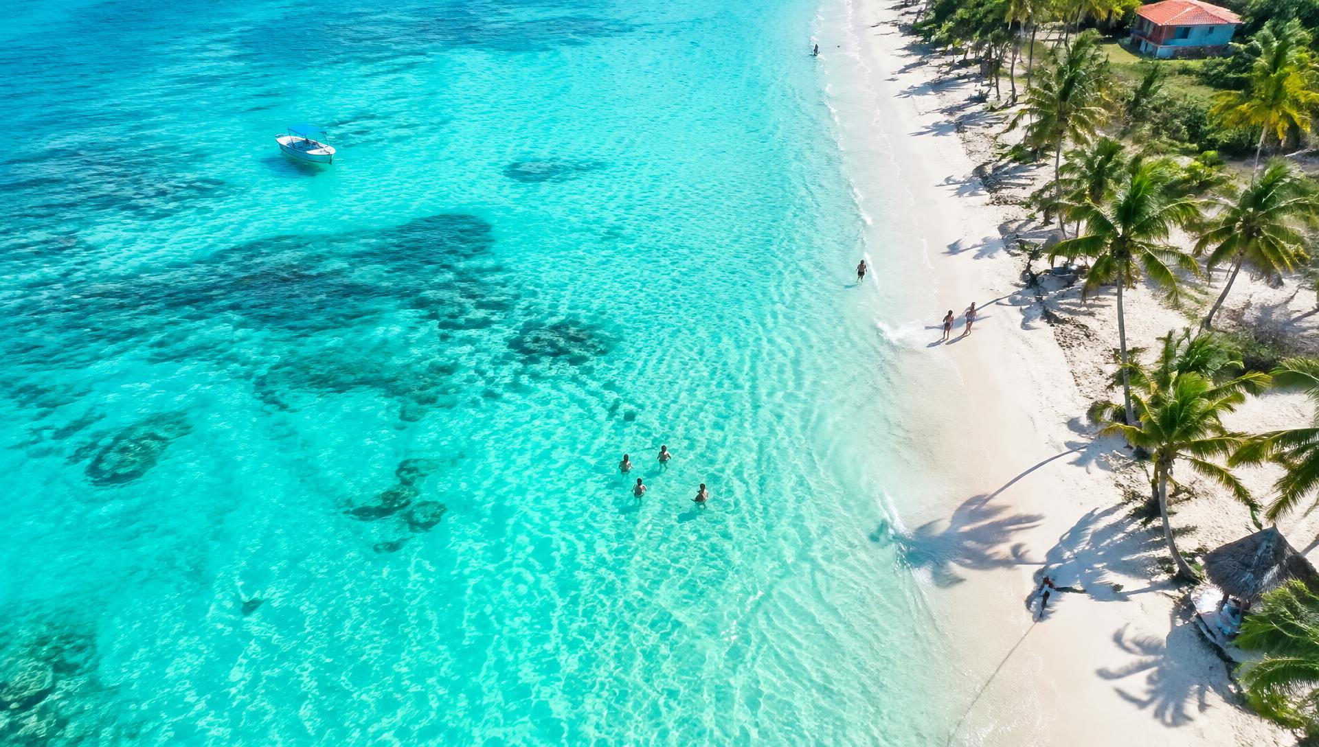 Playa de arena blanca y mar turquesa en Cuba